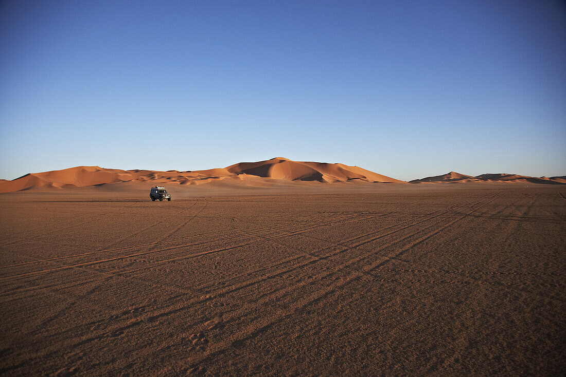 Toyota Landcruiser fährt durch die Wüste, Murzuk Sandmeer, Libyen, Afrika