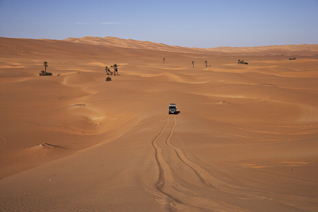 Toyota Landcruiser in lane in the dunes, Lybia, Africa