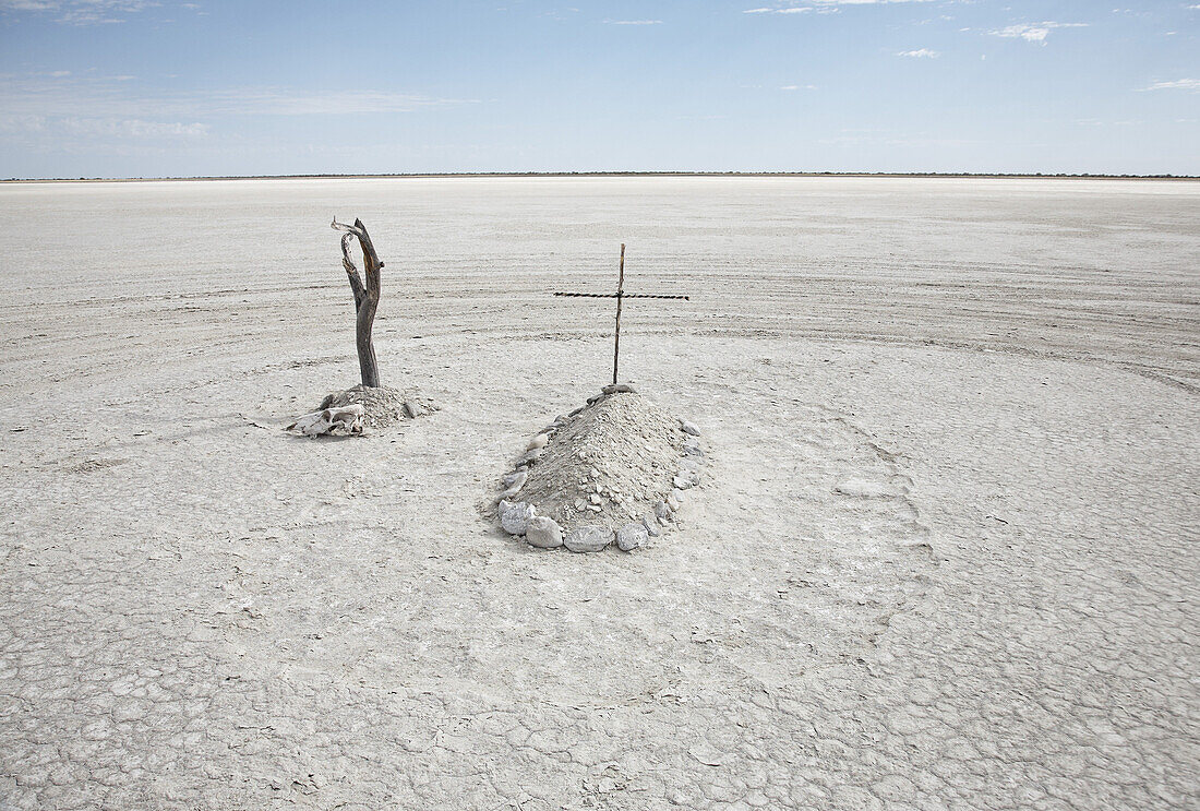 Gräber im trockenen Ntwetwe Salzsee, Botswana, Afrika