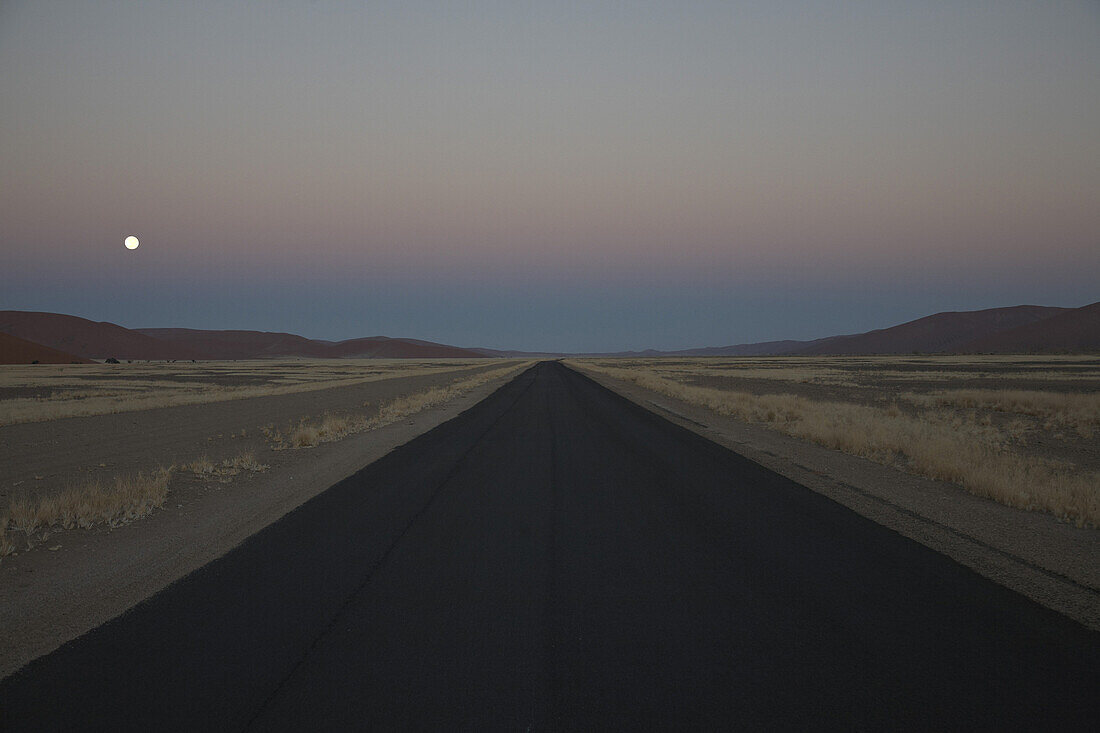 Asphaltstrasse bei Vollmond im Namib Naukluft Park, Sossusvlei, Namibia, Afrika