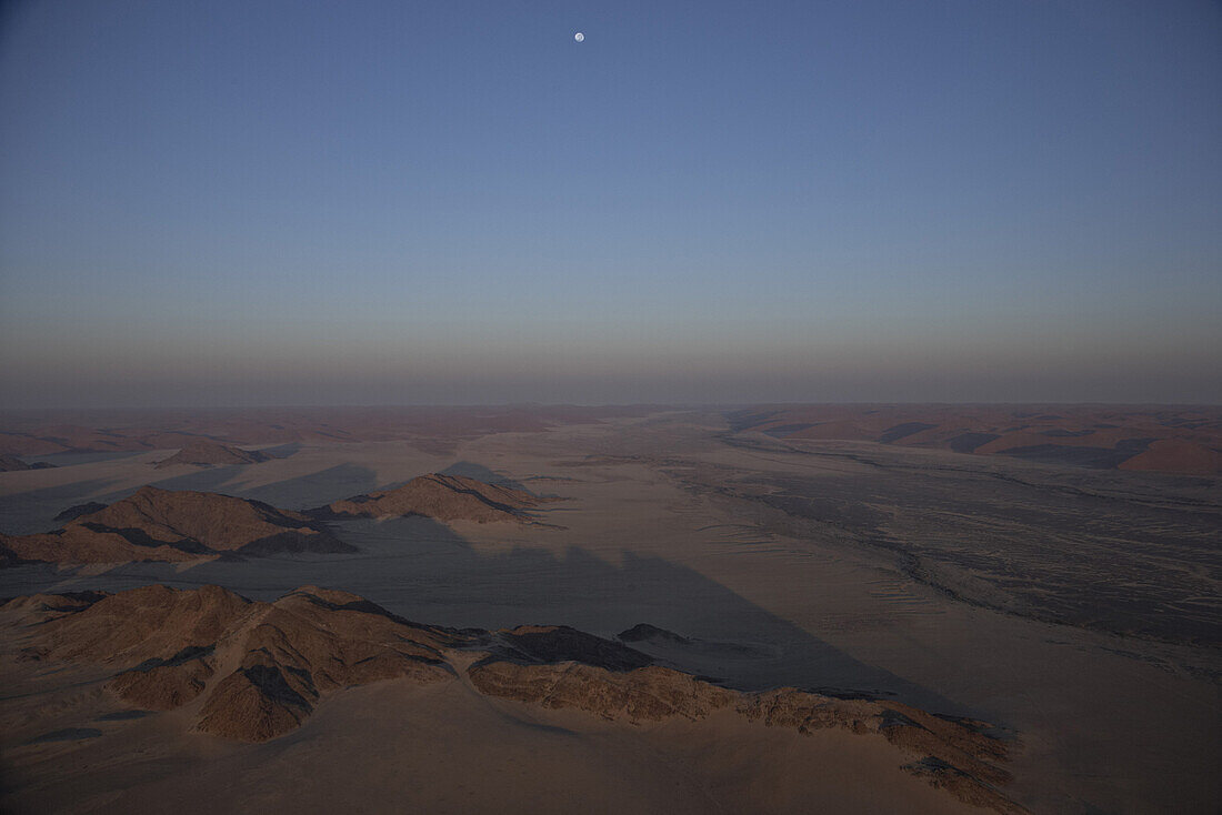 Luftaufnahme des Namib Naukluft Park, Sossusvlei, Namibia, Afrika