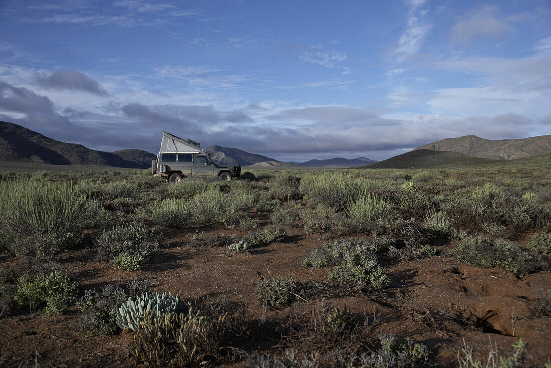 Toyota Landcruiser in grüner Steppenlandschaft, Fishriver Canyon Park, Namibia, Afrika