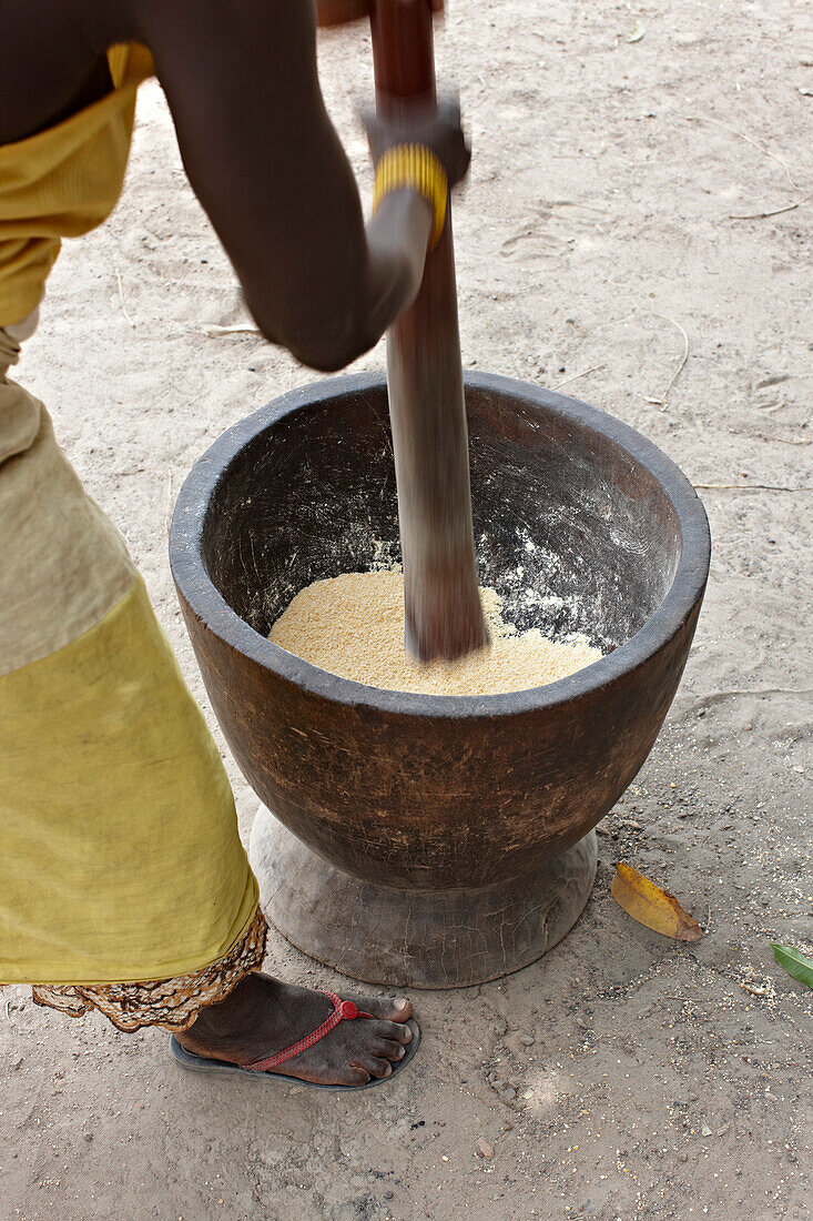 Frau stampft Mais in Holzmörser, Bougouni, Mali, Afrika