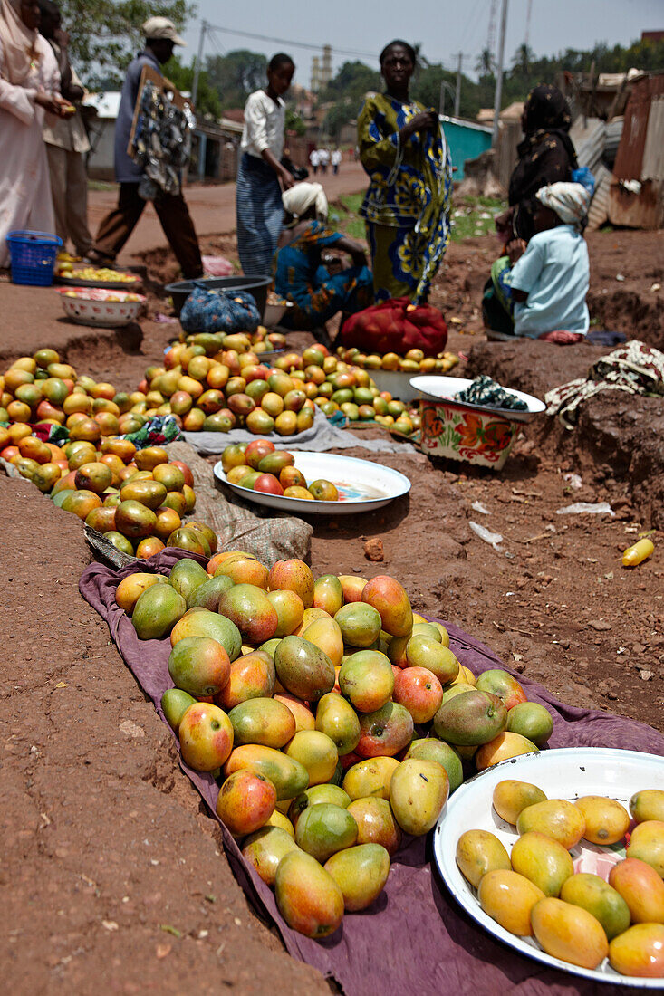 Menschen auf dem Obstmarkt, Mamou, Guinea, Afrika