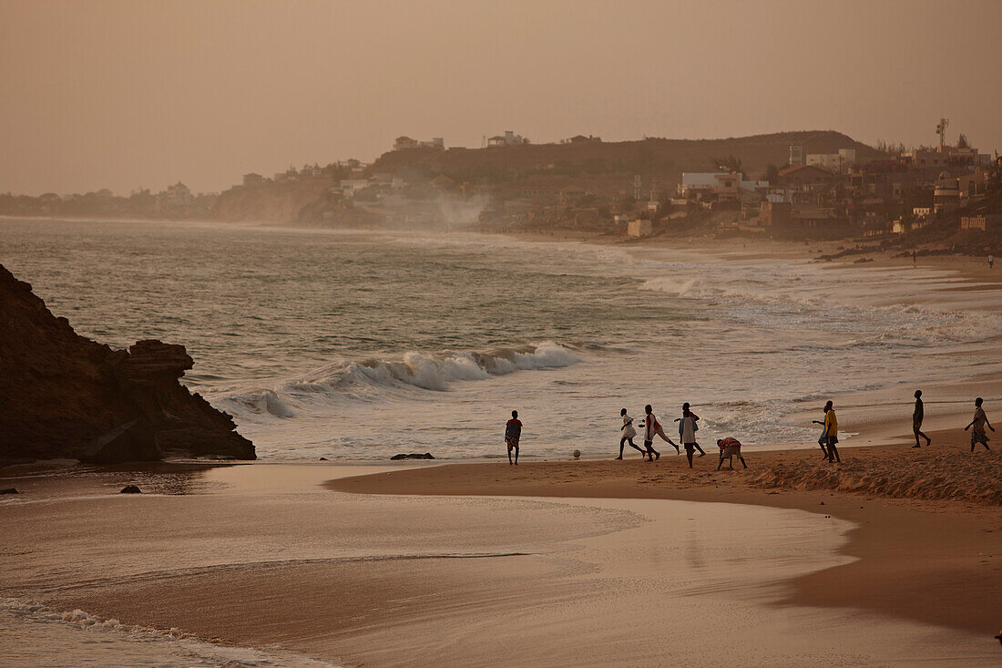 Fußballerspieler am Strand von Dakar, Senegal, Afrika