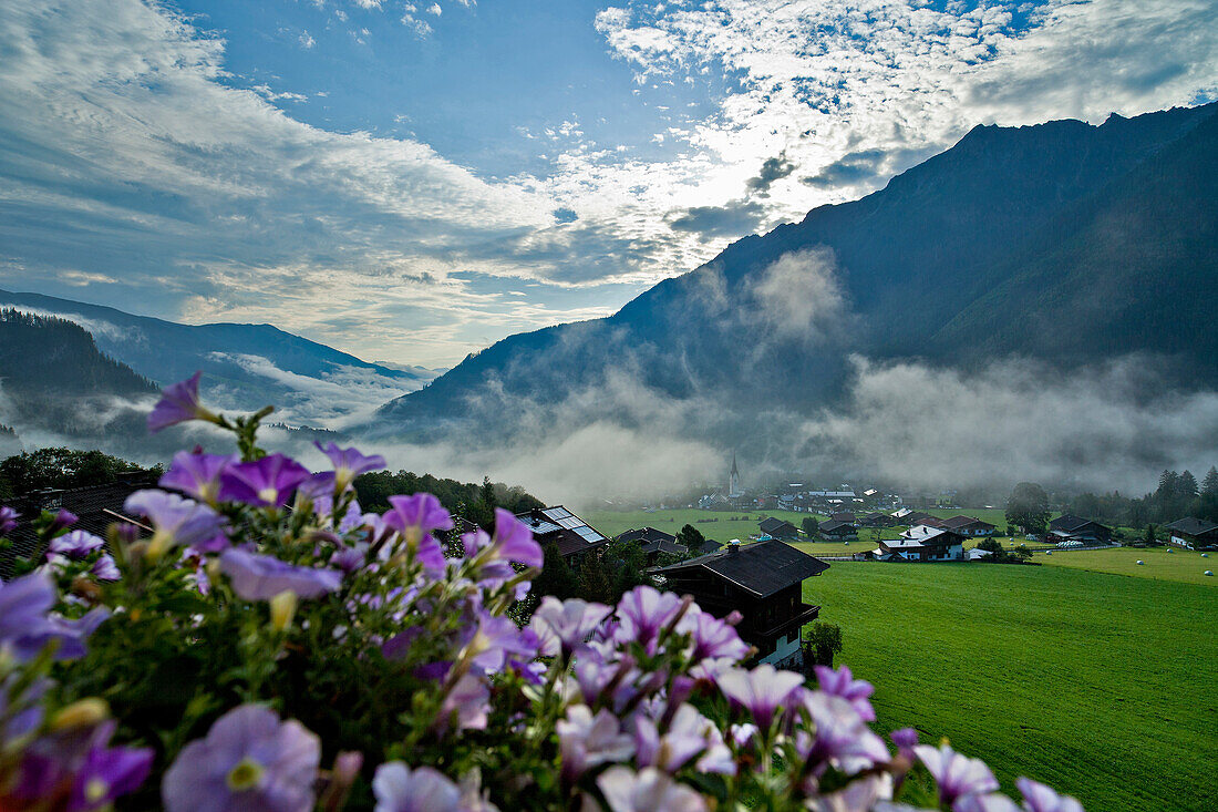Blick vom Balkon auf das Tal von Krimml, Salzburger Land, Österreich