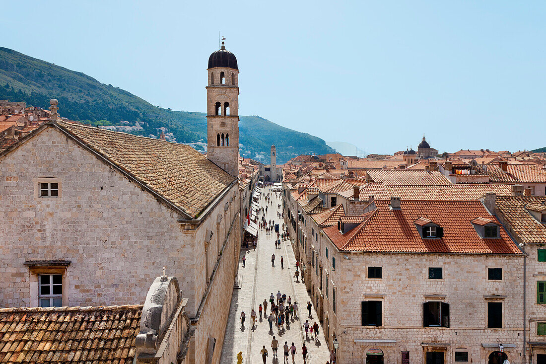 Blick von der Stadtmauer auf die Hauptstraße, Stradun, Altstadt, Dubrovnik, Dalmatien, Kroatien