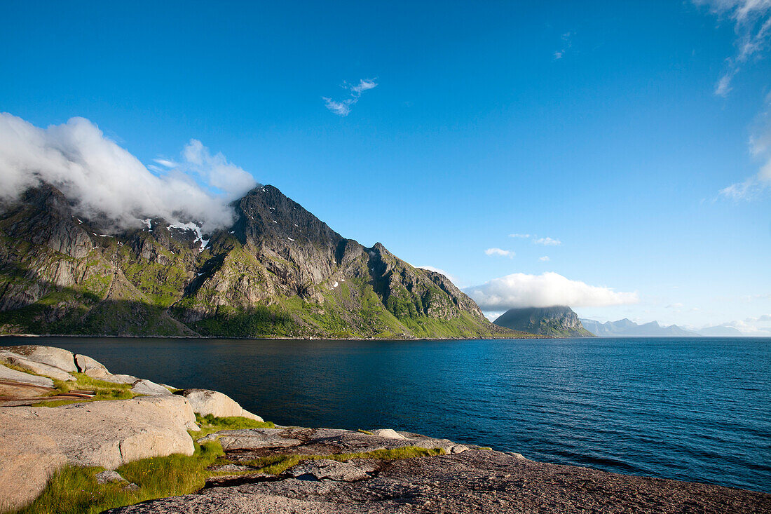 Wolken über den Bergen, Steinsfjord, Vestvågøya, Lofoten, Nordnorwegen, Norwegen