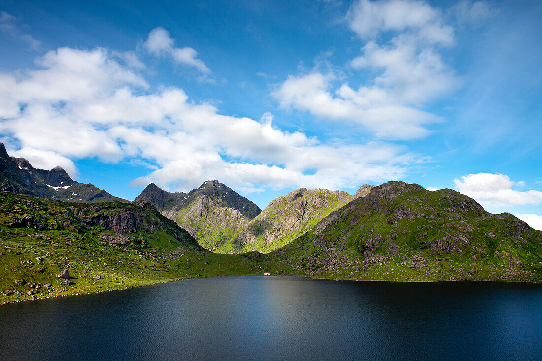 Berge am See Vikv, Vestvågøya, Lofoten, Nordnorwegen, Norwegen