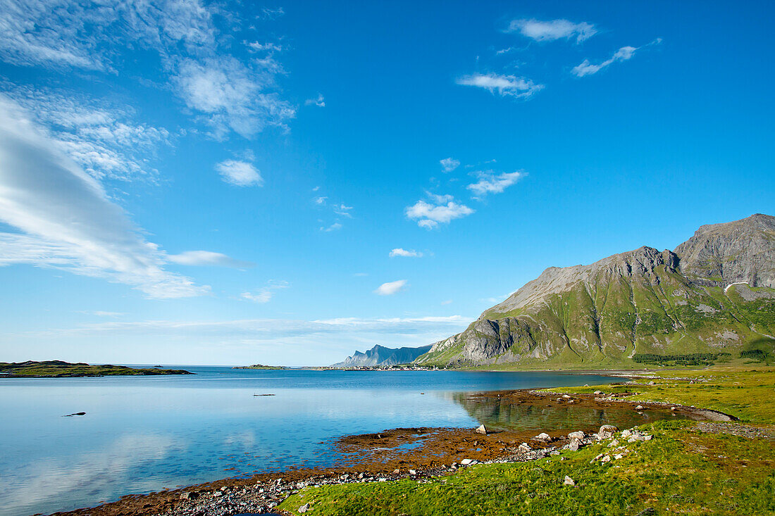 Fjord bei Ramberg, Flakstadøya, Lofoten, Nordnorwegen, Norwegen