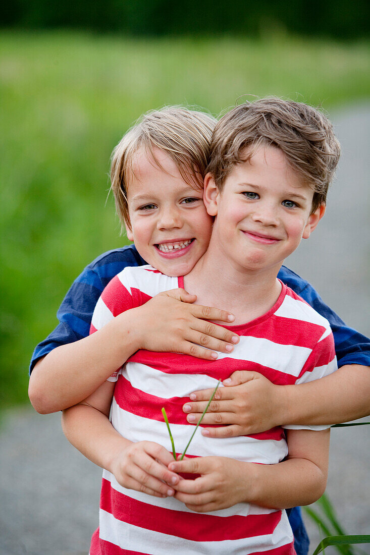 Two boys (6 - 7 Jahre) smiling at camera
