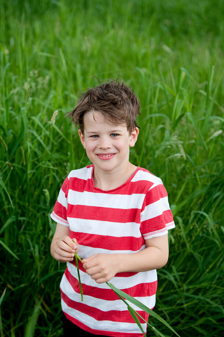 Junge (6-7 Jahre) im Gras