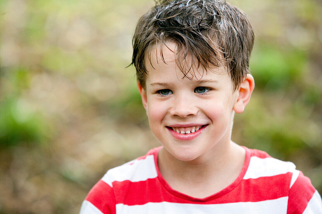 Junge (6-7 Jahre) lächelt