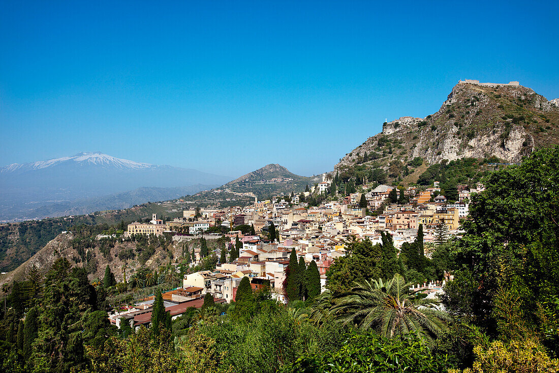 Blick auf Taormina und den Ätna, Sizilien, Italien