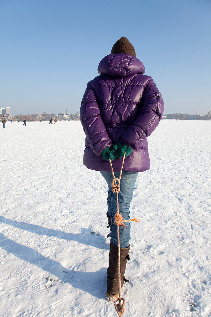 Mädchen auf der zugefrorenen Außenalster im Winter, Hamburg, Deutschland