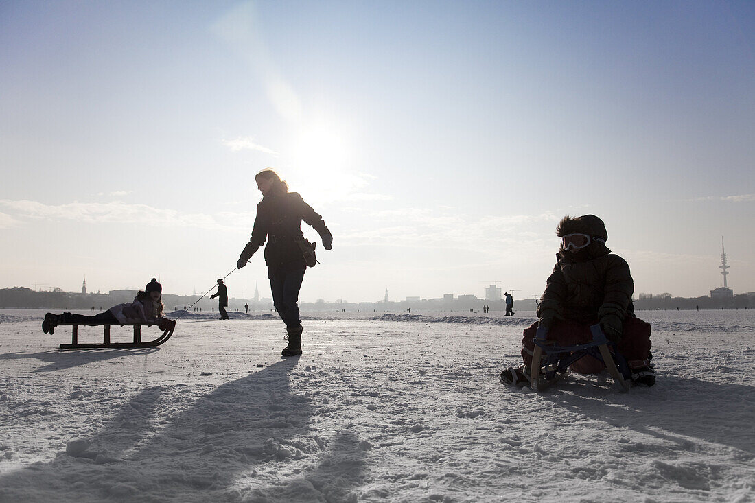 Menschen auf zugefrorener Außenalster im Winter, Hamburg, Deutschland