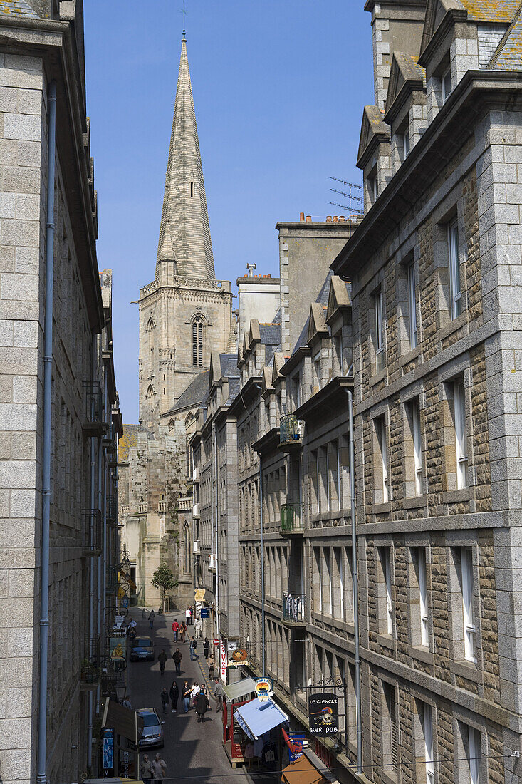 Altstadtgasse und Kirche in St. Malo, Bretagne, Frankreich, Europa