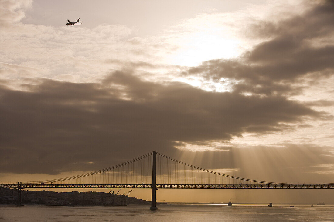 Ponte 25 Abril Brücke über Tejo Fluss bei Sonnenaufgang, Lissabon, Portugal, Europa