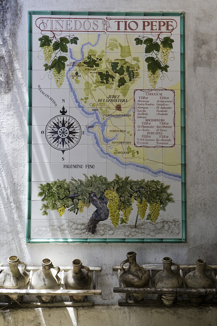 Kacheln mit Karte von Weinanbau Gebieten an einer Mauer, Weingut Bodega Tio Pepe Gonzales Byass, Jerez de la Frontera, Andalusien, Spanien, Europa