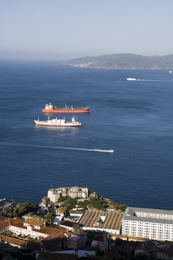 Frachtschiff und Tankschiff auf Reede in einer Bucht, Gibraltar, Europa