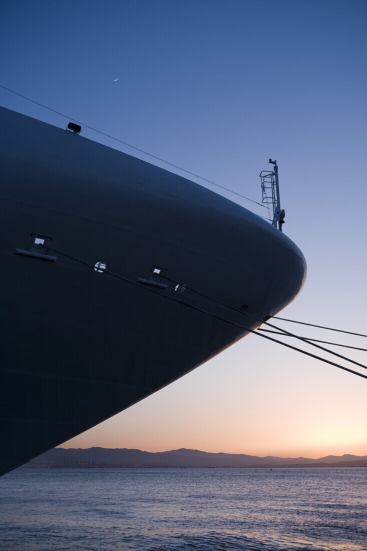 Bug von Kreuzfahrtschiff MV Silver Spirit bei Sonnenuntergang, Gibraltar, Europa
