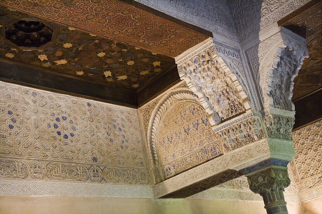 Säulen und kunstvolle Schnitzereien im Alhambra Palast, Granada, Andalusien, Spanien, Europa