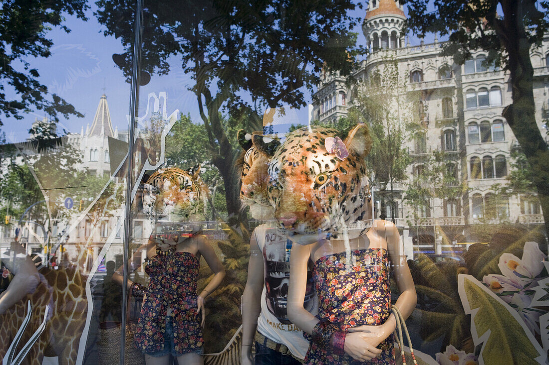 Spiegelung und tierische Schaufenster Dekoration im Berkscha Bekleidungsgeschäft, Barcelona, Katalonien, Spanien, Europa