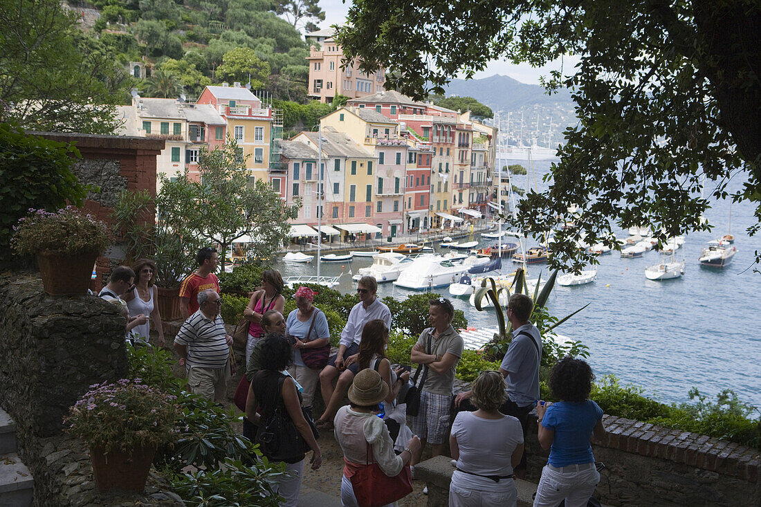 Touristengruppe auf Pfad mit Blick auf Hafen, Portofino, Ligurien, Italien, Europa