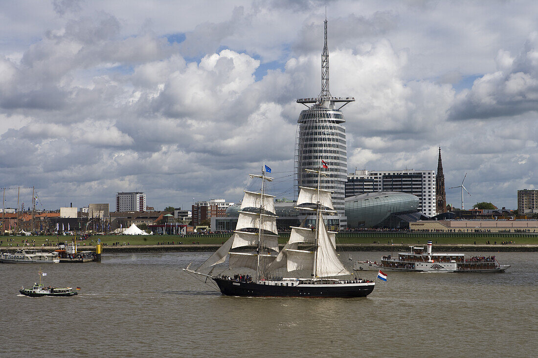 Segelschiffe Mercedes und Kruzenshtern bei SAIL 2010 Großsegler Treffen, Bremerhaven, Bremen, Deutschland, Europa