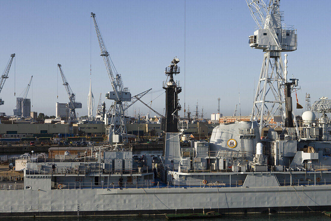 Royal Navy Zerstörer HMS Edinburgh (D97) im Hafen von Portsmouth, Hampshire, England, Europa