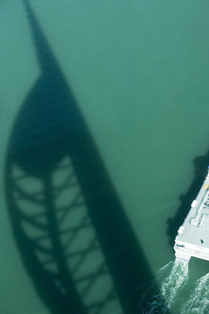 Schatten von Spinnaker Tower Turm auf dem Wasser, Portsmouth, Hampshire, England, Europa