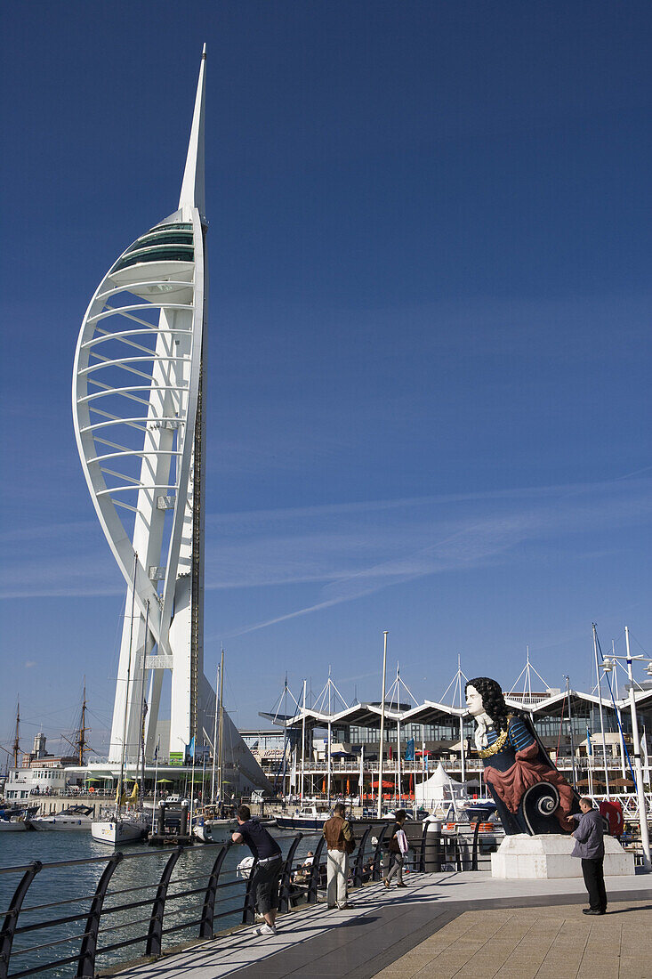 Blick auf Gunwharf Quays Einkaufszentrum und Spinnaker Tower Turm, Portsmouth, Hampshire, England, Europa