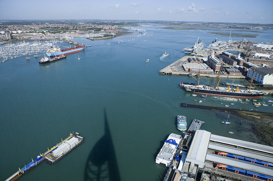 Blick auf Portsmouth Historic Dockyard im Sonnenlicht, Portsmouth, Hampshire, England, Europa