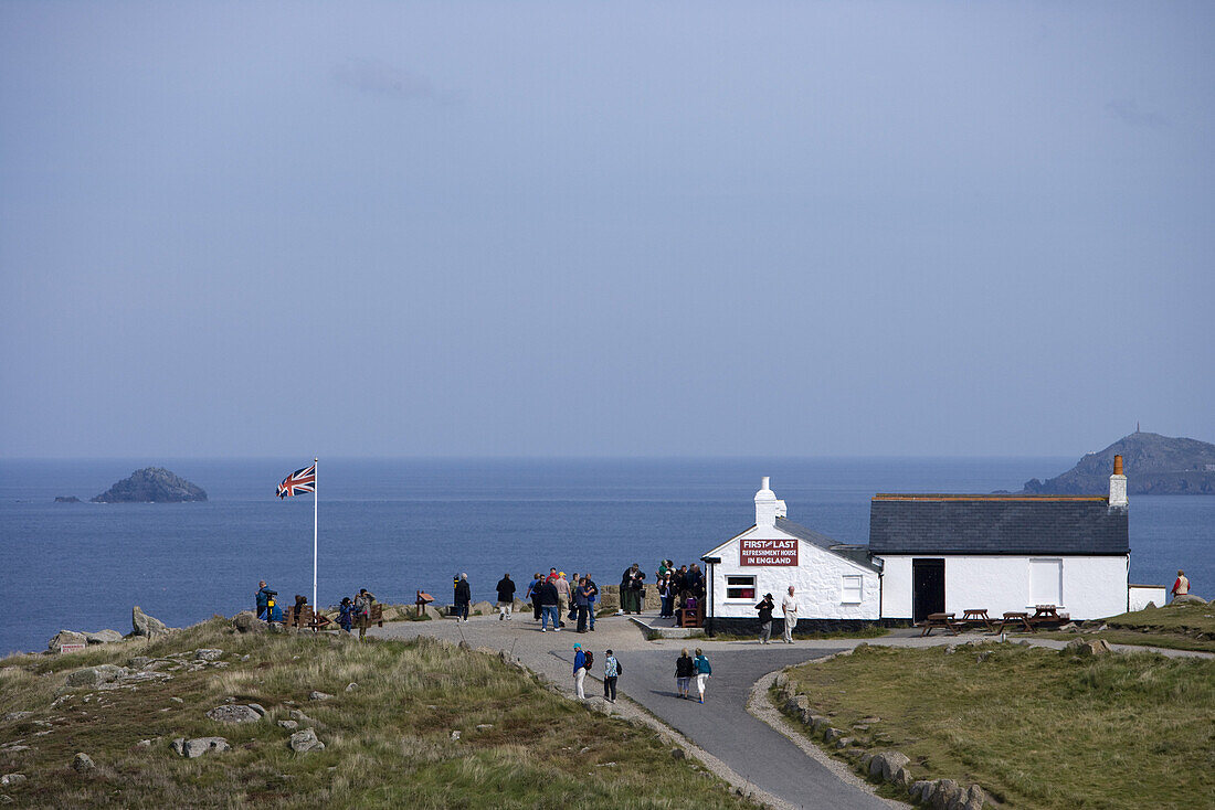 Menschn am First and Last Refreshment House in England, Land's End, Cornwall, England, Europa