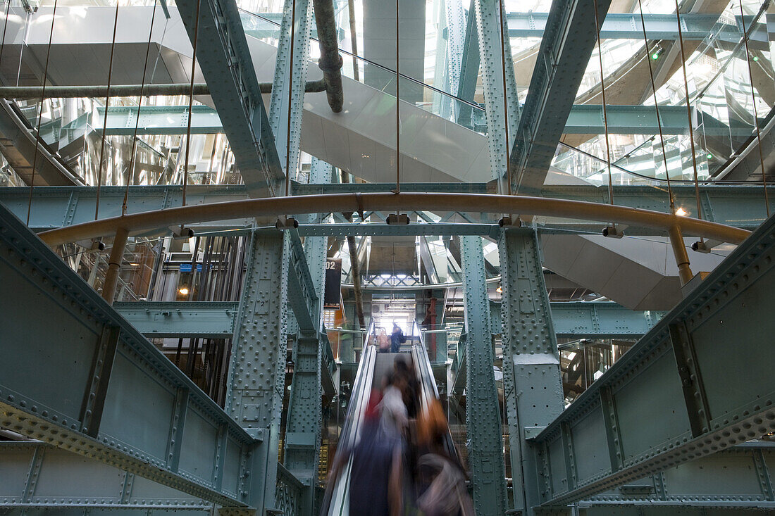 Rolltreppe in der Guinness Storehouse Brauerei, Dublin, Leinster, Irland, Europa