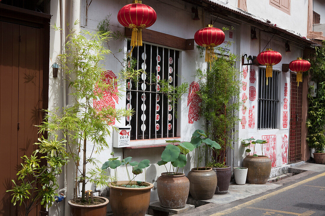 Lampions und Lotuspflanzen vor einem Haus in der Altstadt von Malakka, Malaysia, Asien