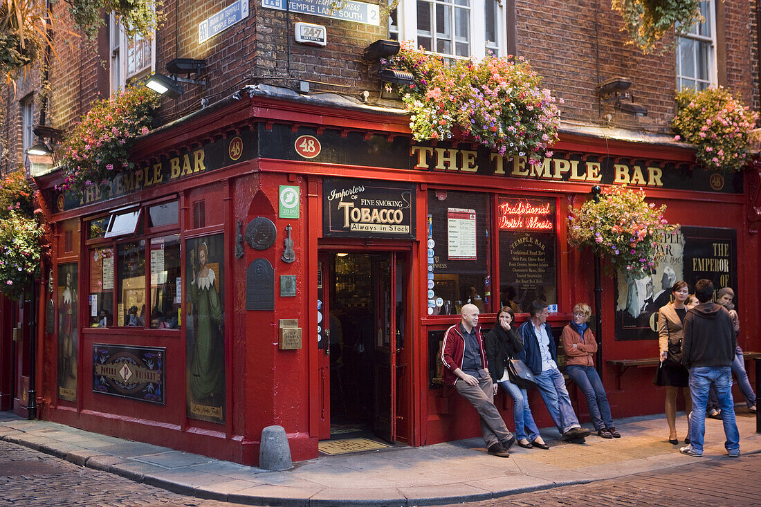 People outside The Temple Bar at Temple Bar district in the evening, Dublin, County Dublin, Leinster, Ireland, Europe
