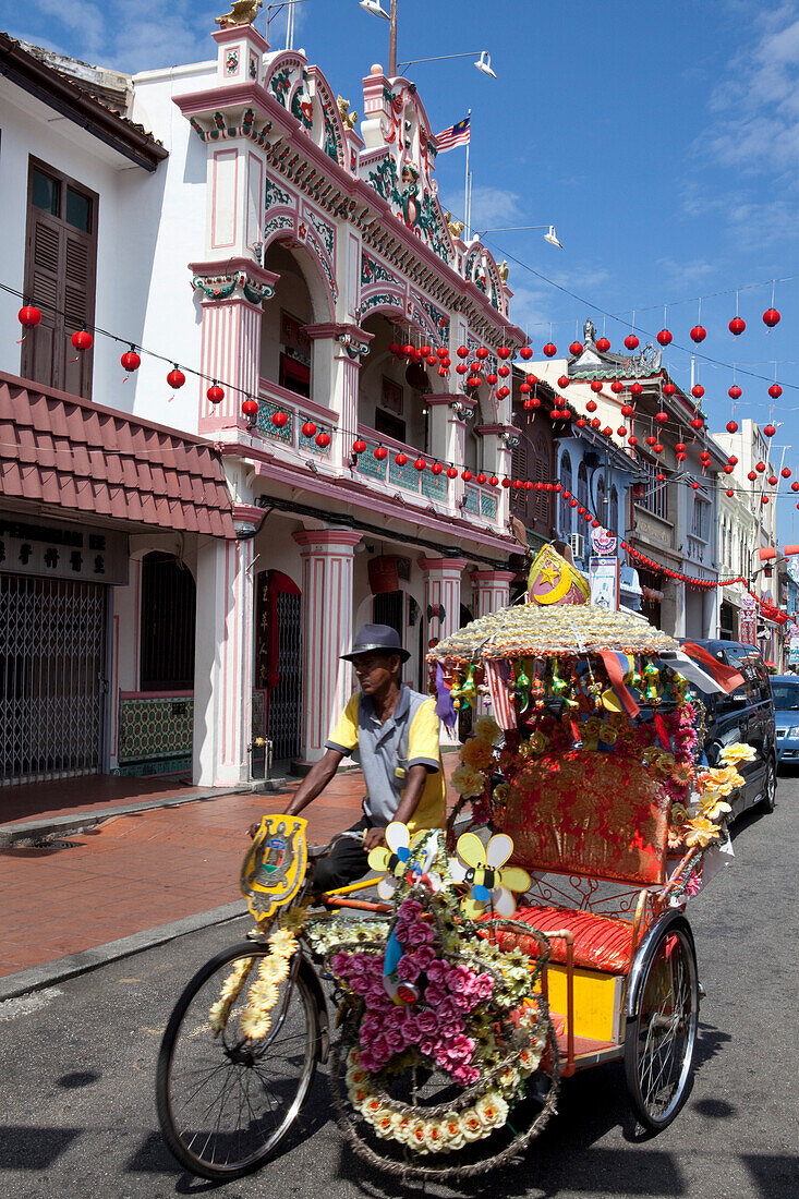 Geschmückte Rikscha in der historischen Altstadt von Malakka, Malaysia, Asien