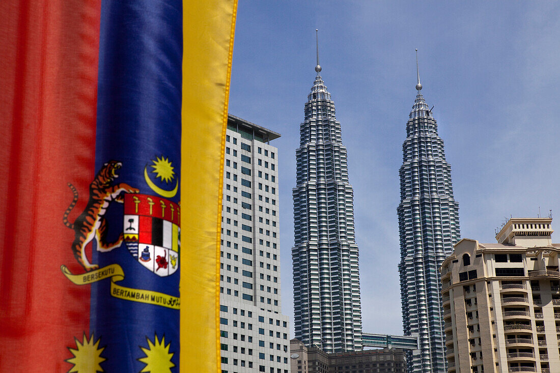Petronas Twin Towers, Nationalfahne von Malaysia, Kuala Lumpur City Center, Kuala Lumpur, Malaysia, Asien