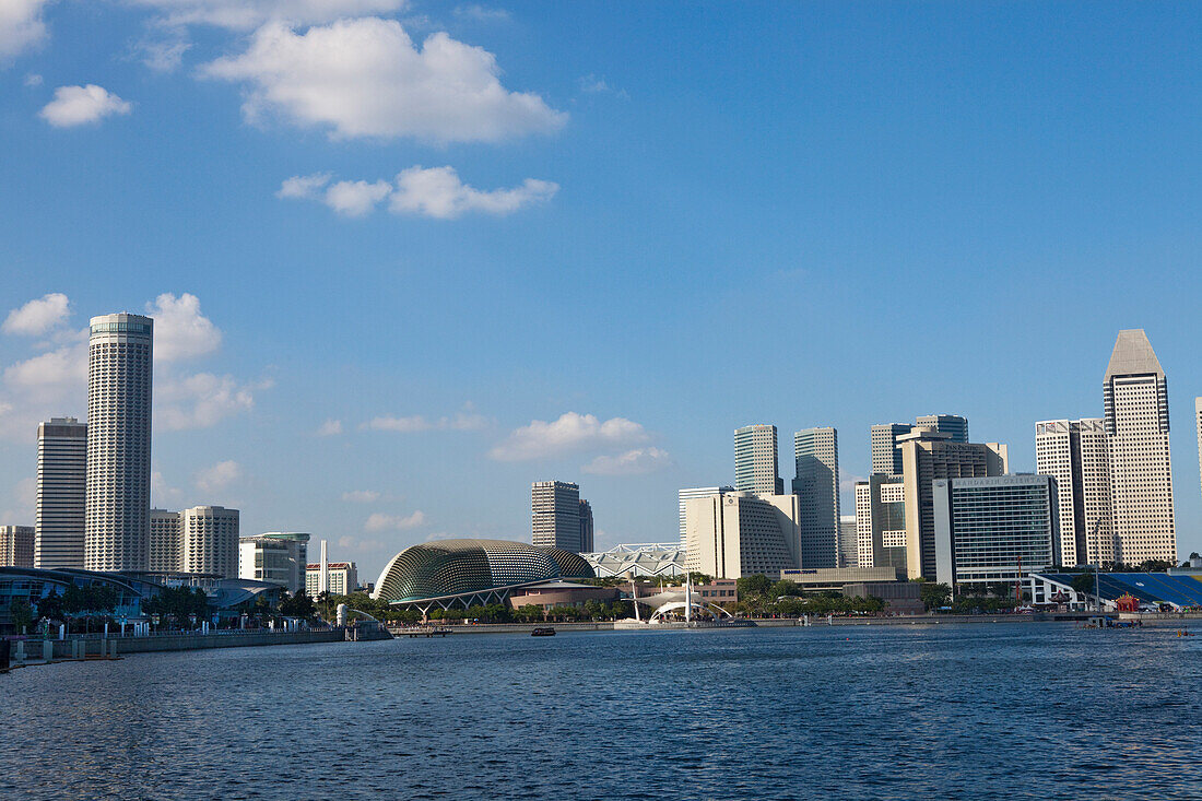 Skyline an der Marina Bay mit Esplanade Theater, Singapur, Asien