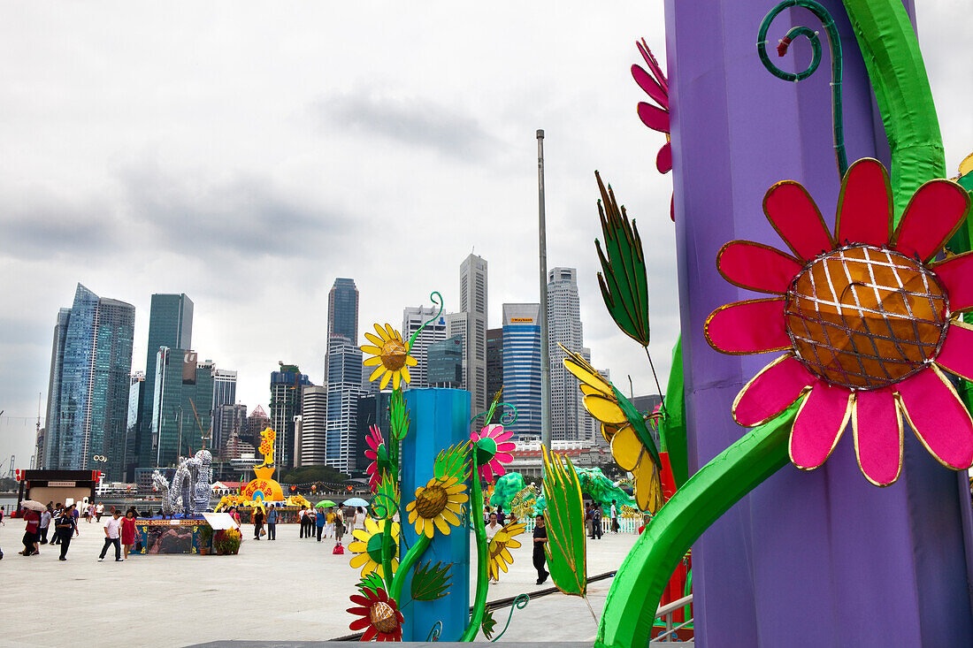 Dekoration zum Chinesischen Neujahrsfest, Marina Bay, Skyline, Singapur, Asien