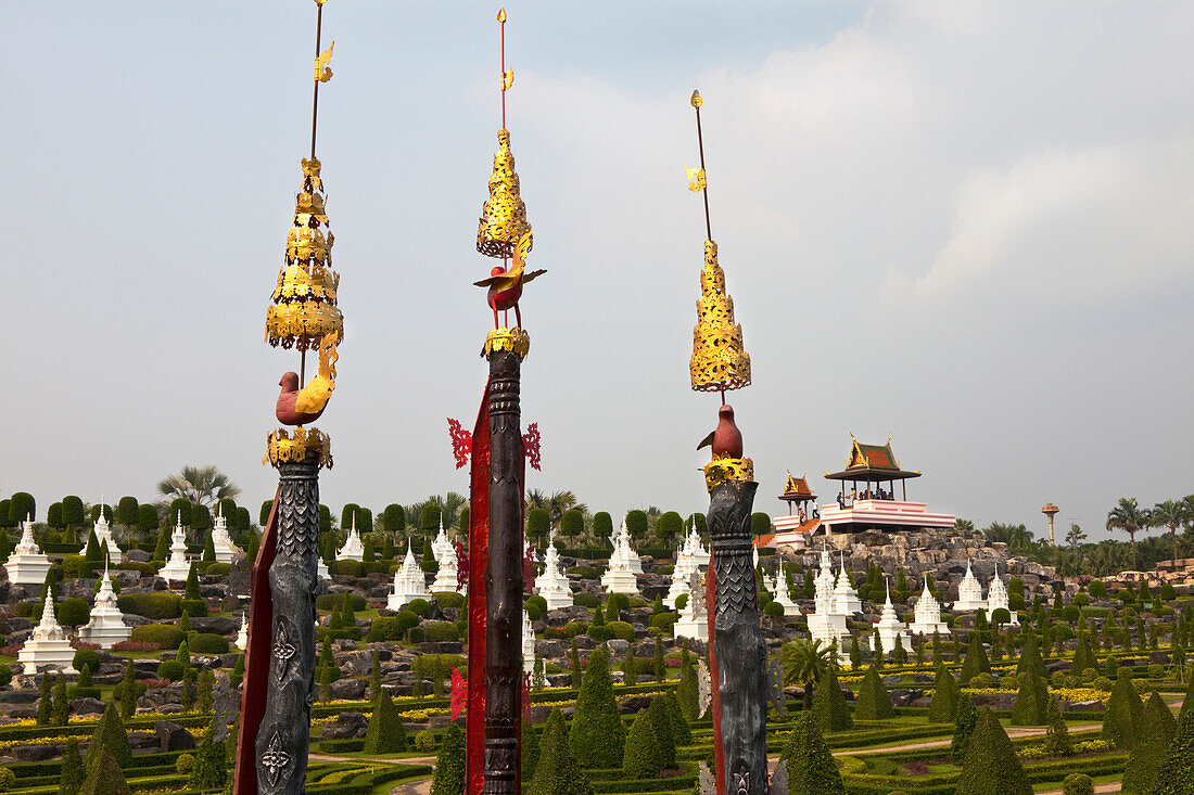 Buddhistische Stupas im Nong Nooch tropical botanical garden, tropischer, botanischer Gartenpark bei Pattaya, Provinz Chonburi, Thailand, Asien