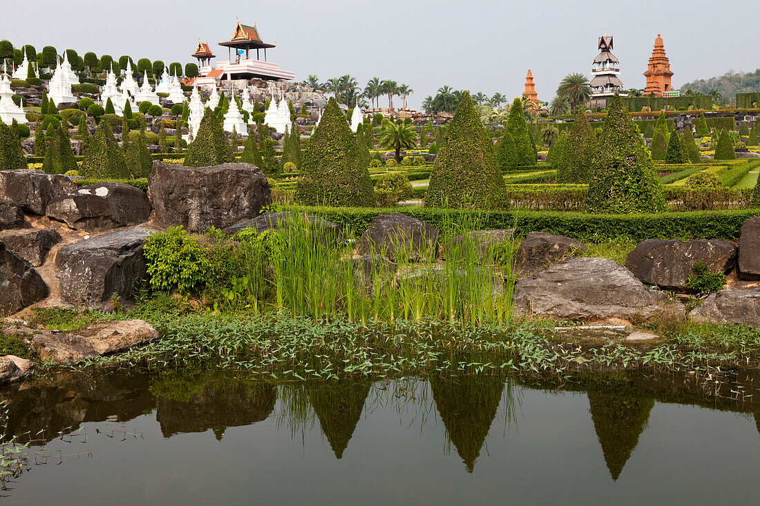 Buddhistische Stupas im Nong Nooch tropical botanical garden, botanischer Gartenpark bei Pattaya, Provinz Chonburi, Thailand, Asien