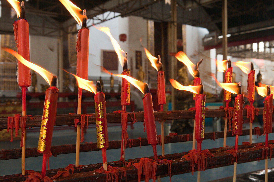Brennende Opferkerzen im buddhistischen Tempel Wat Kalayanamit, Bangkok, Thailand, Asien