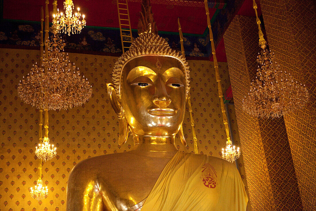 Golden Buddha at the buddhistic temple Wat Kalayanamit, Bangkok, Thailand, Asia