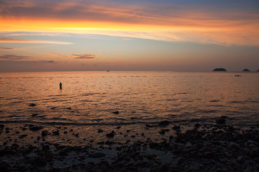 Sonnenuntergang und Fischer am Ta Nam Strand, Einsamer Strand, Westküste der Insel Koh Chang, Provinz Trat, Thailand, Asien