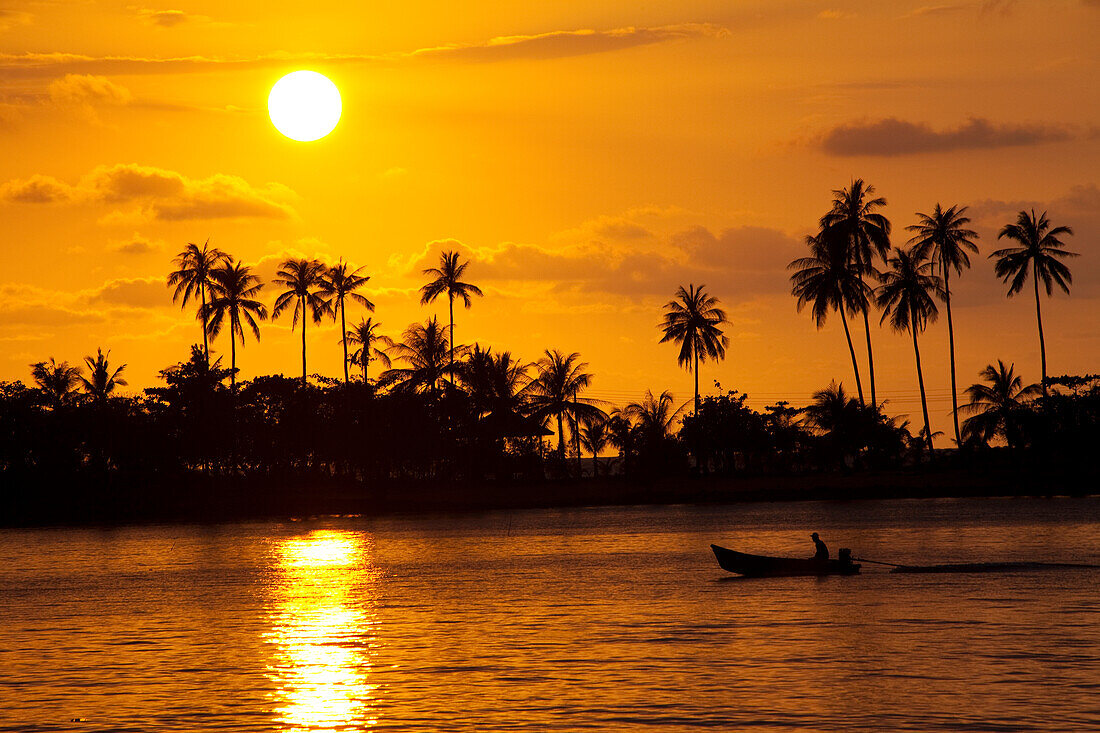 Sonnenuntergang und Fischerboot, Westküste der Insel Koh Chang, Provinz Trat, Thailand, Asien