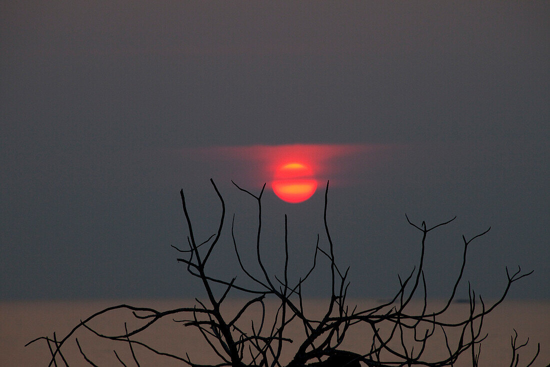 Sonnenuntergang bei Laem Chaoyachet, Westküste der Insel Koh Chang, Provinz Trat, Thailand, Asien