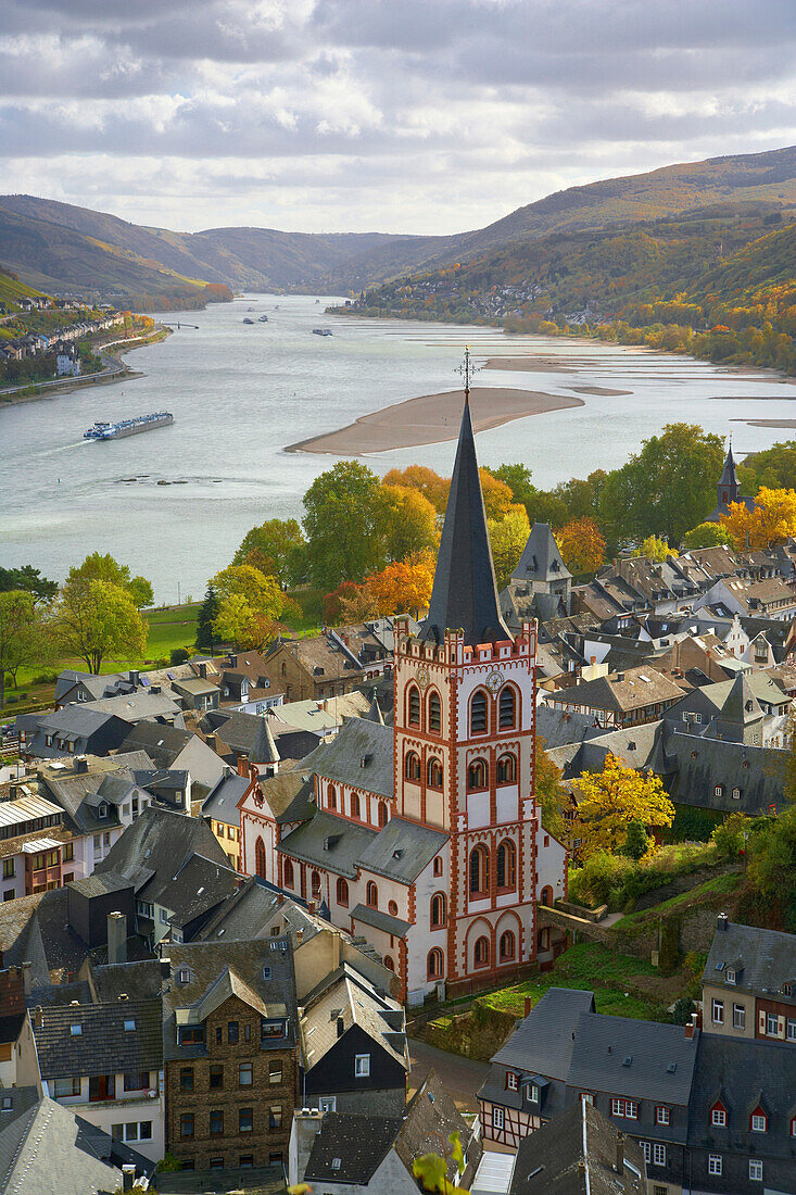 Blick auf Kirche St. Peter, Bacharach, Rheinland-Pfalz, Deutschland