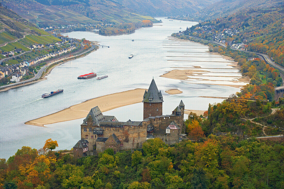 Blick über Burg Stahleck auf Rhein, Bacharach, Rheinland-Pfalz, Deutschland